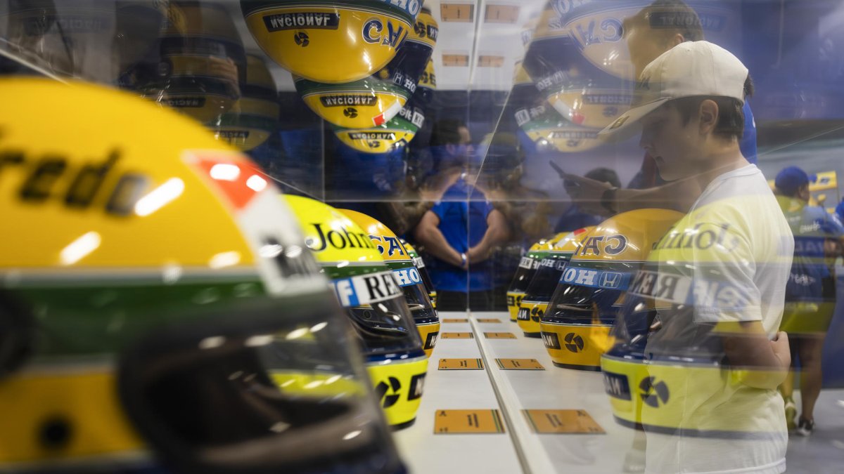 Un niño observa los cascos que pertenecieron al piloto brasileño Ayrton Senna en una exhibición en honor al piloto en el Circuito de Interlagos.