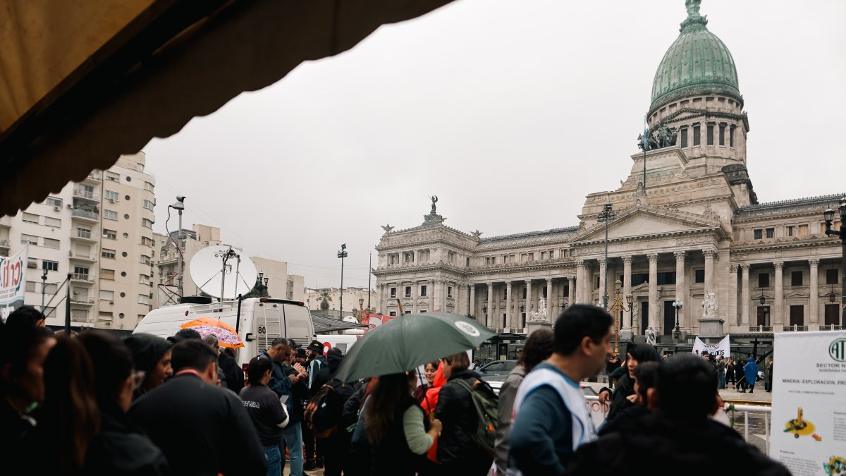 Miembros de la Asociación de Trabajadores del Estado (ATE) protestan contra el plan de ajuste y el programa económico del Gobierno del ultraliberal Javier Milei.
