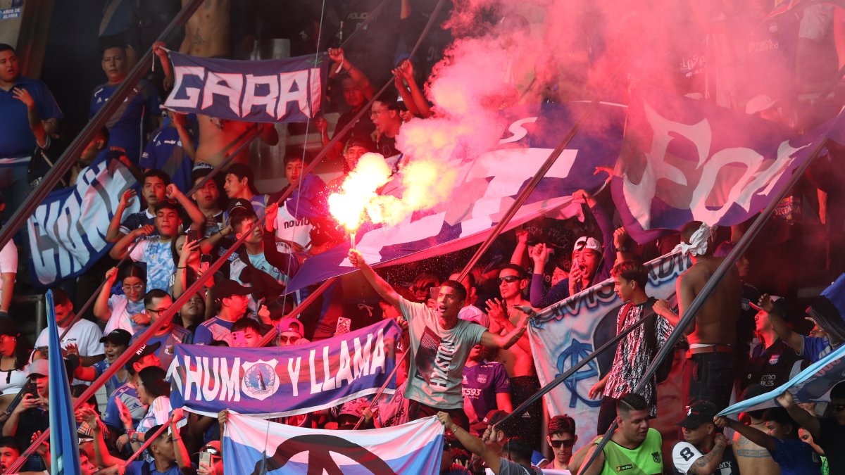 En el Clásico del Astillero, los millonarios fueron recibidos con juegos pirotécnicos, extintores con humo y bengalas. Esta última le costó al club 33.000 dólares.