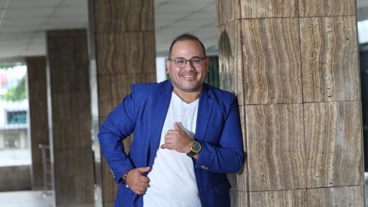 El salsero ecuatoriano Adolfo Olivares incursiona en la rockola.