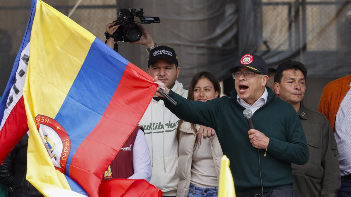 El presidente Gustavo Petro, ondea una bandera nacional colombiana en medio de su discurso al final de una marcha con motivo Día Internacional de los Trabajadores este miércoles.