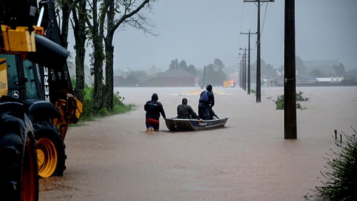Un grupo de personas que se transportan en una canoa en una calle inundada este miércoles, en Santa María, estado de Rio Grande do Sul (Brasil).