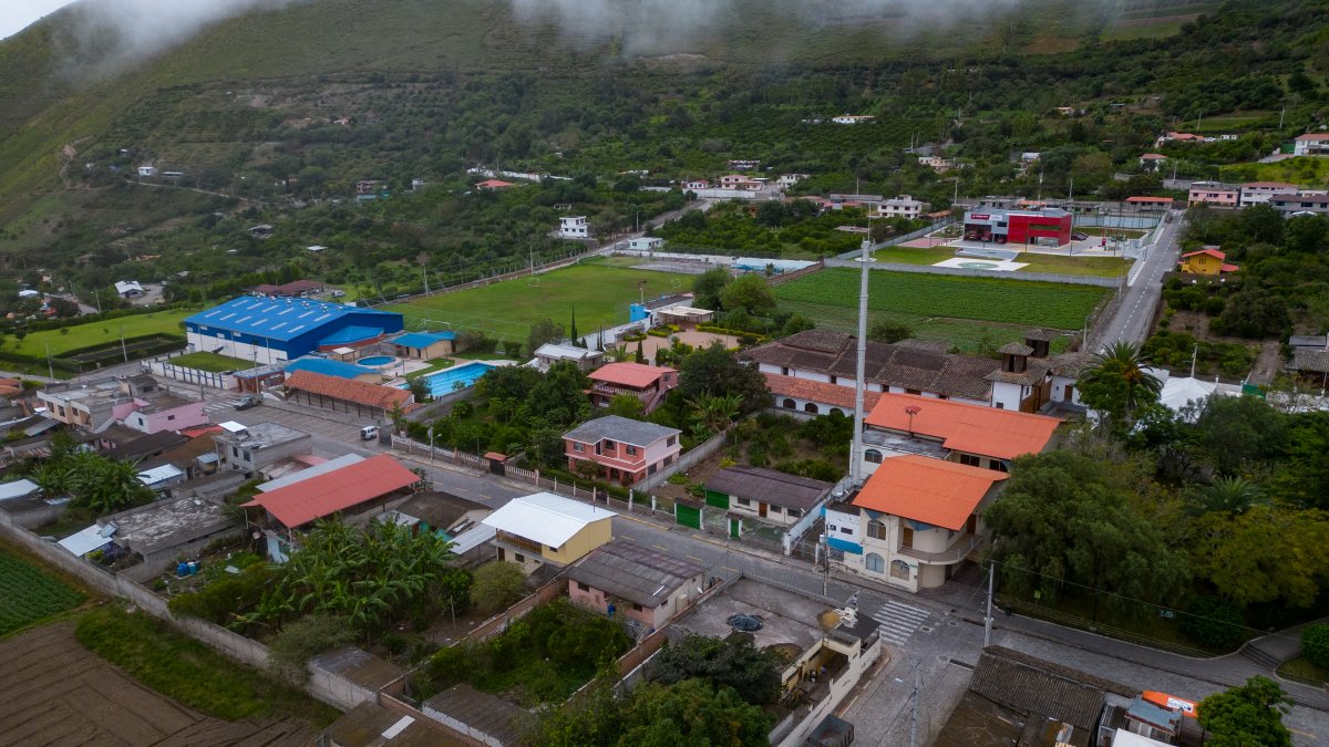 Foto aéreade la población de Perucho, parte de la Ruta Escondida de Quito alberga tesoros en forma de historia, cultura, naturaleza y gastronomía.