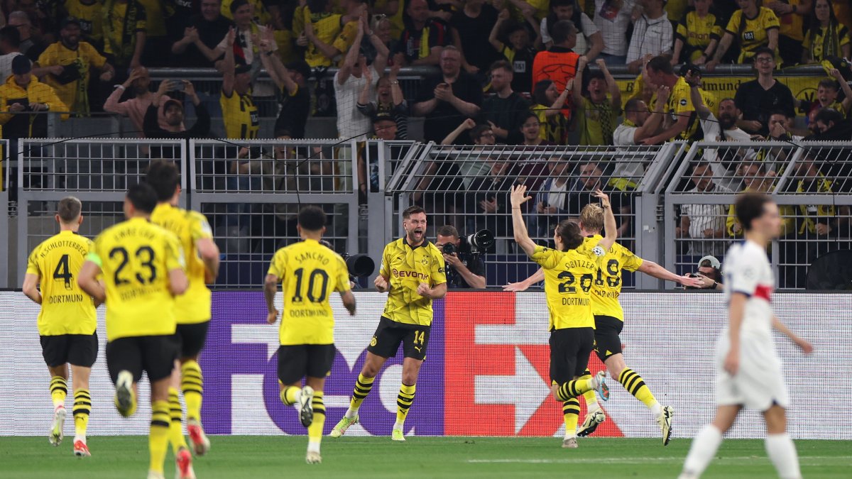 Niclas Fullkrug (c) de Dortmund celebra con sus compañeros después de marcar el 1-0.