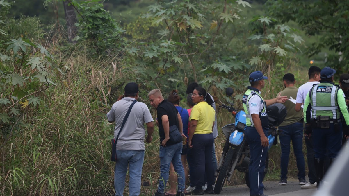 Guayaquil. El cuerpo estaba sobre la maleza a un costado de la vía.