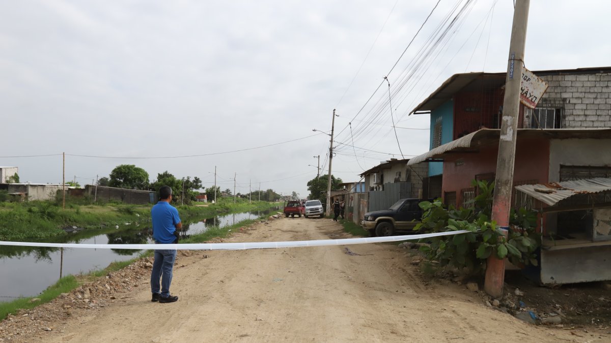 Durán. Policías recogen indicios en el lugar del ataque.