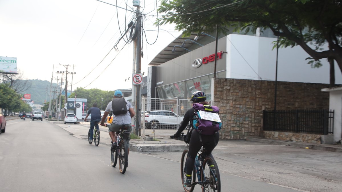 Ruta. Ciclistas del grupo Masa Crítica se movilizaron por la avenida Carlos Julio Arosemena.