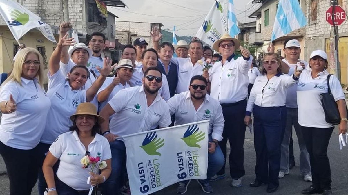 Activismo. Leonardo Cortázar (en el centro con gafas) ha militado en Fuerza Ecuador, Libertad es Pueblo y ADN.