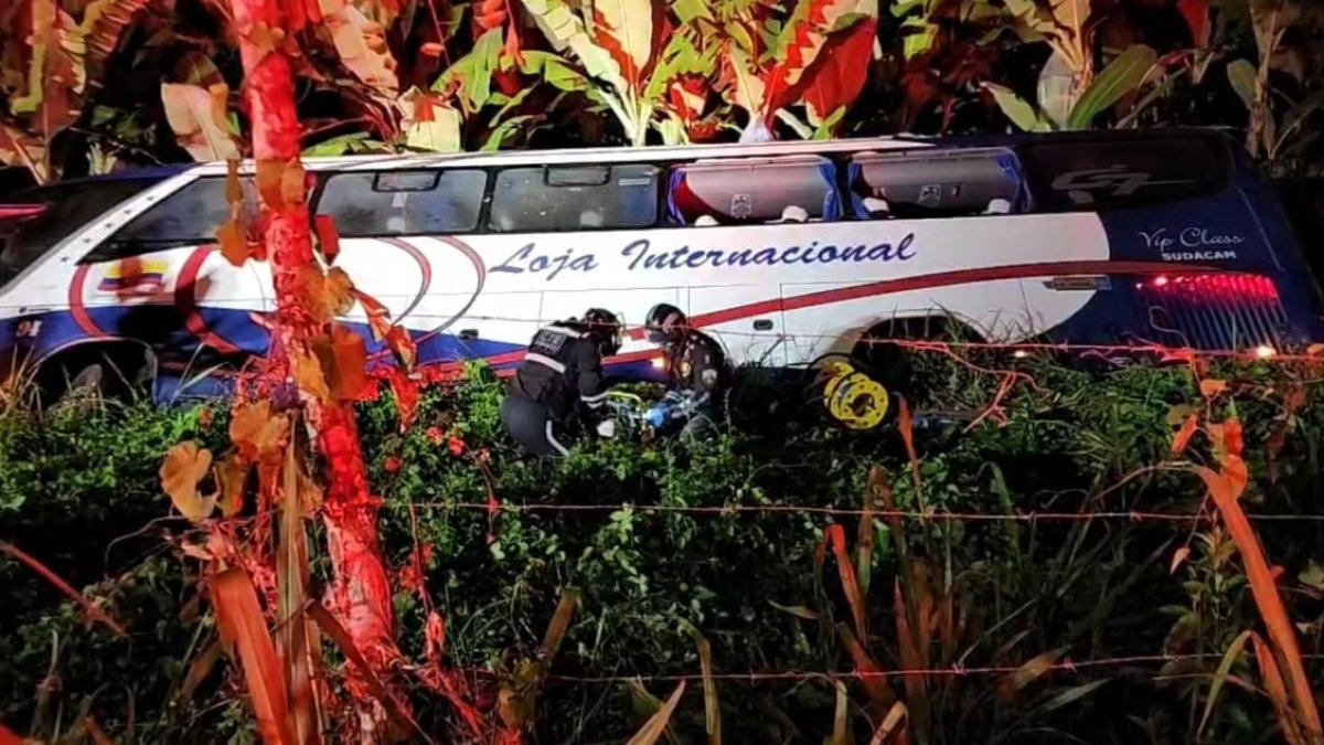 Un bus de la Cooperativa Loja se accidentó en la vía Santa Rosa - Machala.