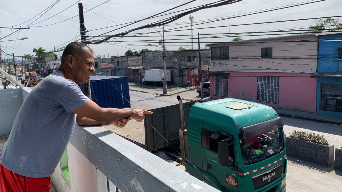 Jeferson Pacho señala que esta larga fila de tráileres es de lunes a viernes.