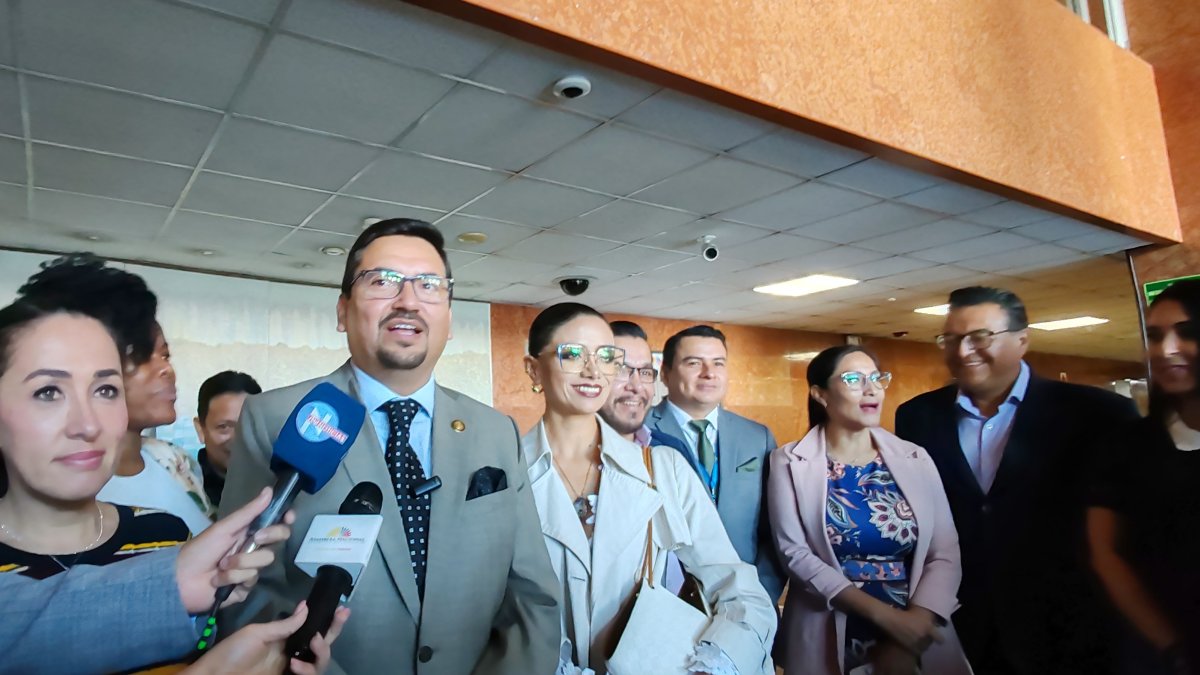 Berrezueta estuvo acompañado de la bancada correísta en la presentación.