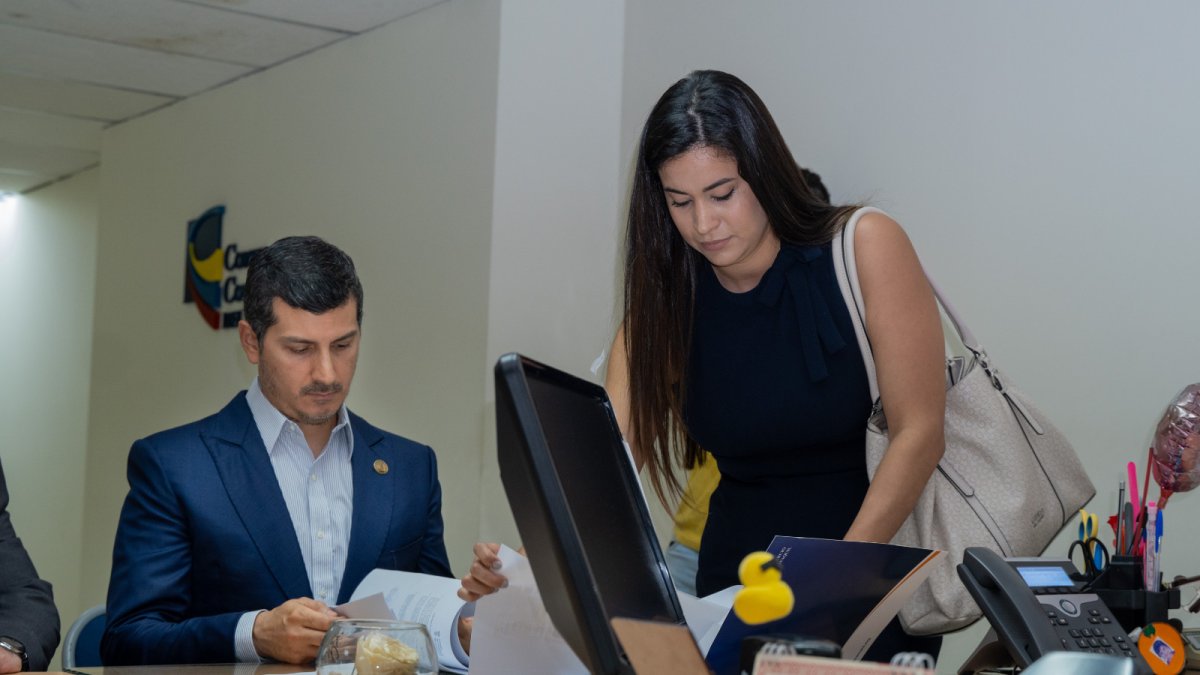Miguel Ángel González, presidente de la CCG, presentando la demanda en la Corte Constitucional en días pasados.