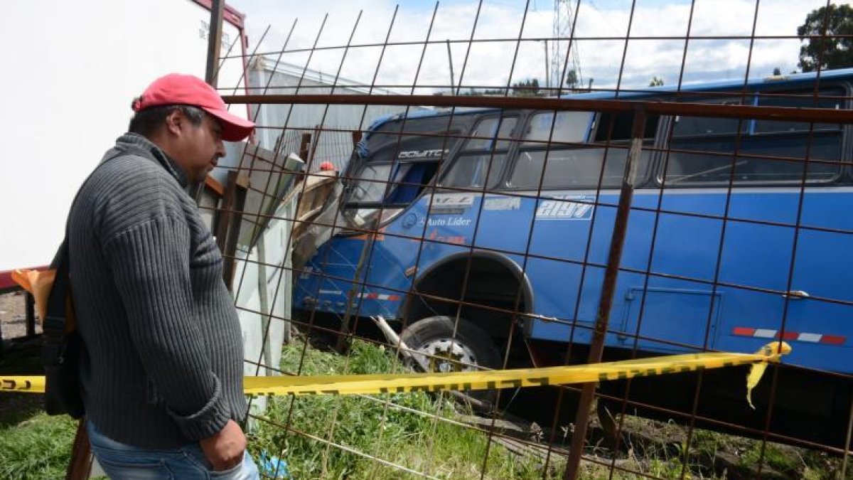 Un bus de transporte público se volcó en el sector Cutuglagua, sur de Quito.