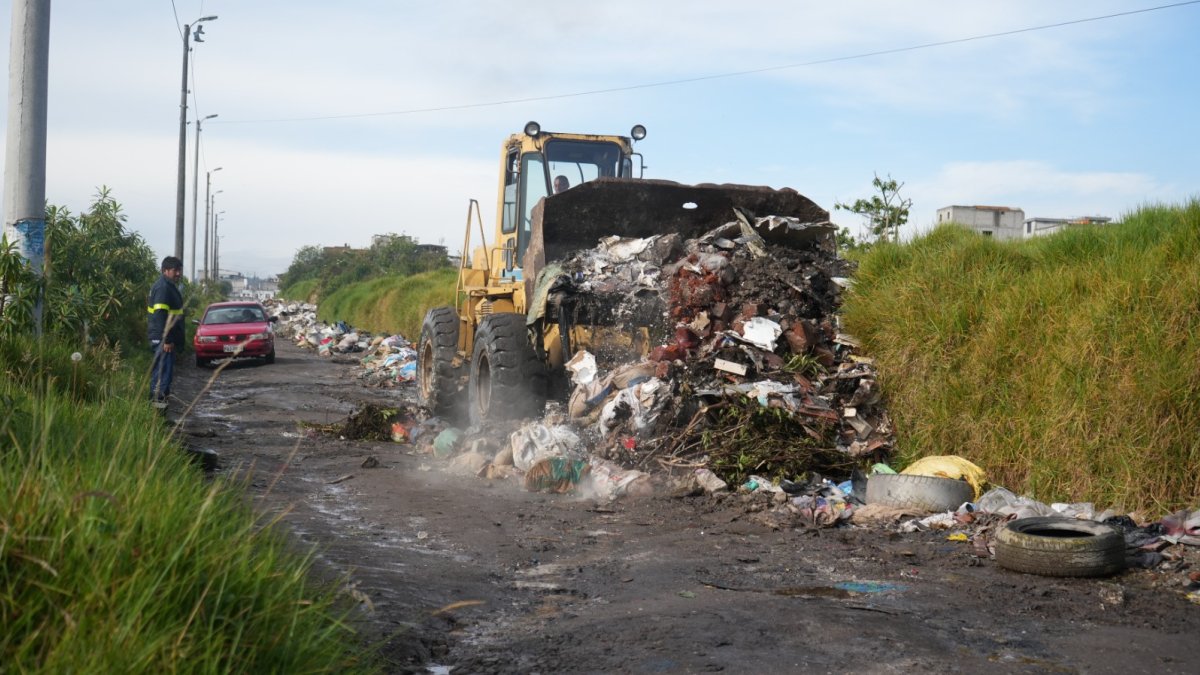 En la calle había escombros, electrodomésticos inservibles, repuestos de autos, animales muertos y muebles en mal estado.
