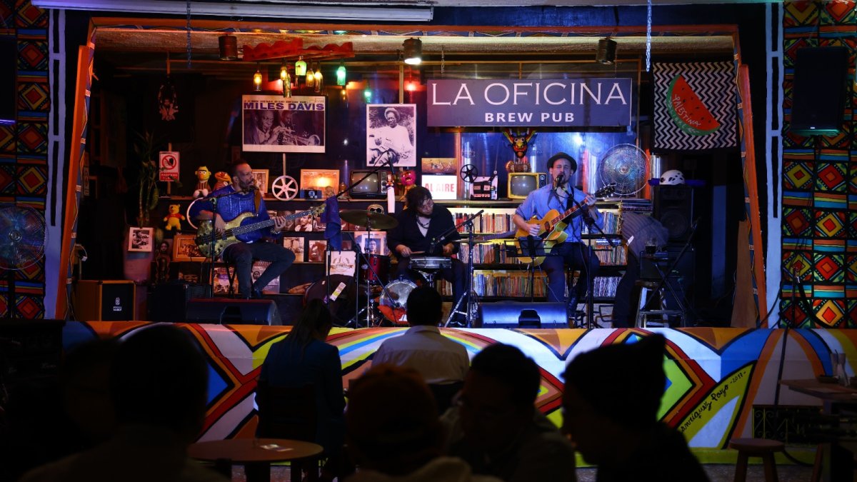 En San Blas la oferta nocturna se ha diversificado acogiendo a bares-restaurantes y un oúblico joven.