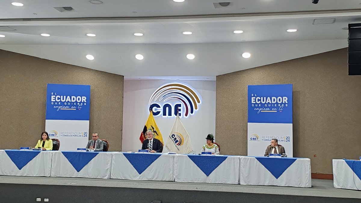 La aprobación se dio con 5 votos, estuvo presente el suplente de Diana Atamaint.