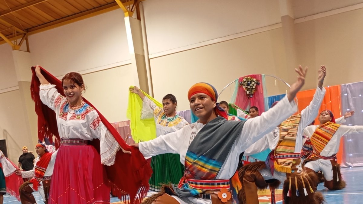 Folclor. Los danzantes mostraron el dominio del escenario en Playas.