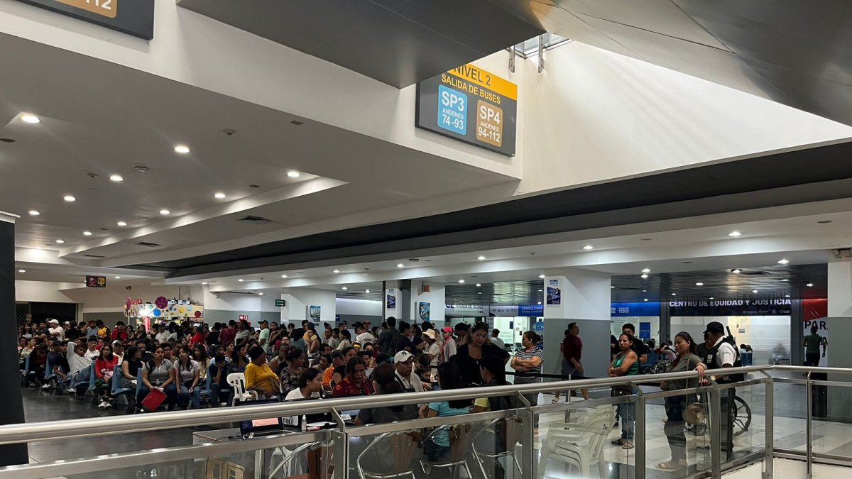 Largas filas en la Terminal Terrestre.