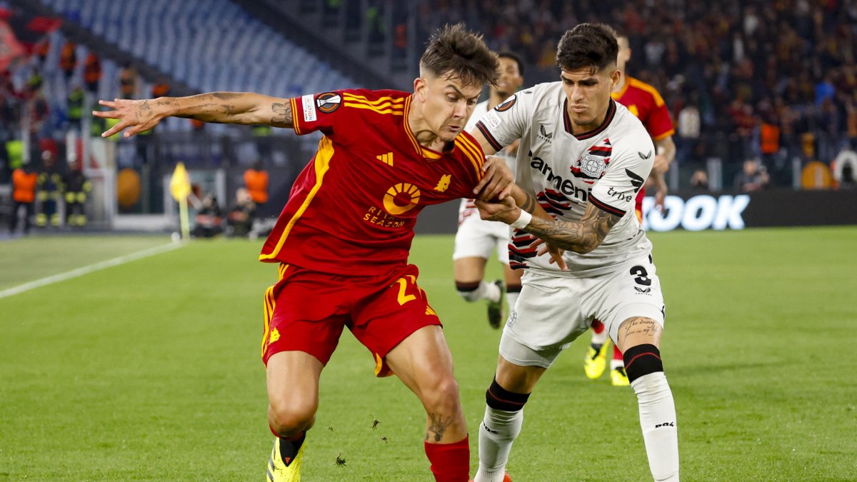 Piero Hincapié (d) marca de cerca al argentino Paulo Dybala en la semifinal de Europa League