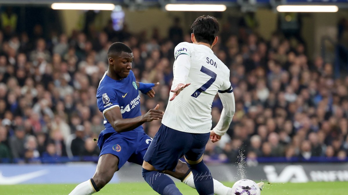 Moisés Caicedo (i), del Chelsea, en disputa del balón con Heung-Min Son, del Tottenham. 