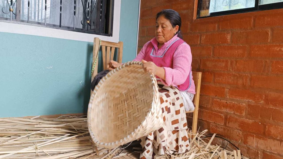 Saida Guamán es una de las mantenedoras del tradicional oficio de la cestería en la parroquia de San Joaquín.