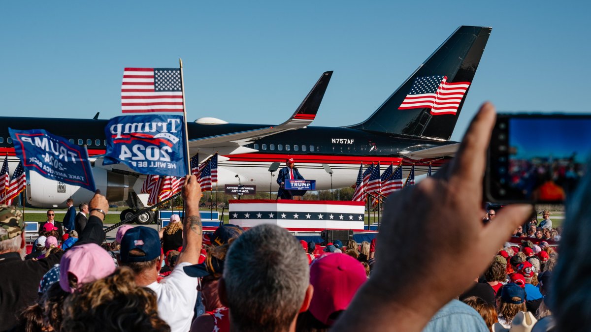 Michigan. El expresidente y candidato Donald J. Trump habla durante un mitin de campaña en un aeropuerto de Freeland, el pasado miércoles.