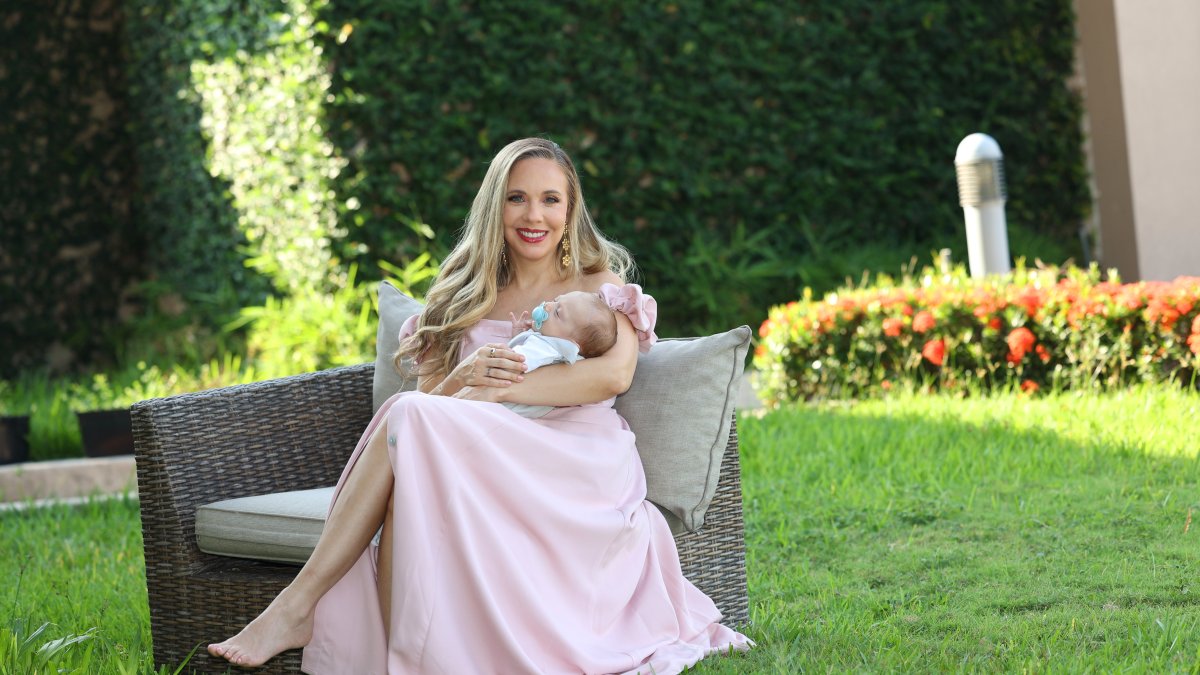 Estefi junto a su último hijo, Ricky de un mes de nacido.