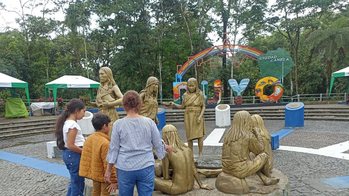 Por medio de las esculturas se da conocer en Puyo sobre las culturas de estas etnias