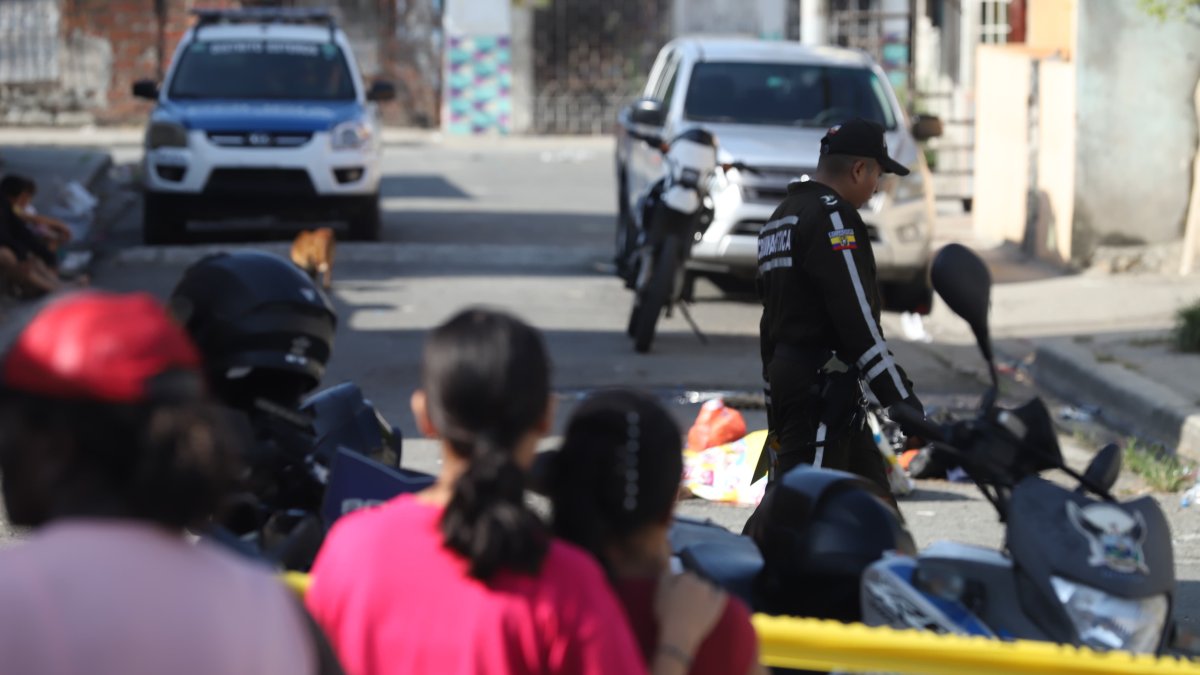 Hecho. Carmen recibe el consuelo de su hija, mientras ve la labor policial.