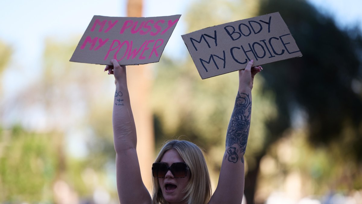 Phoenix. Una mujer protesta a favor del aborto en Arizona.