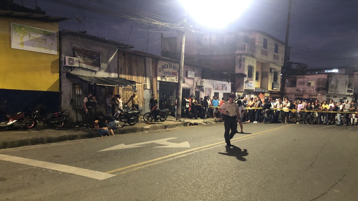 El hombre estaba arreglando su motocicleta y lo mataron.