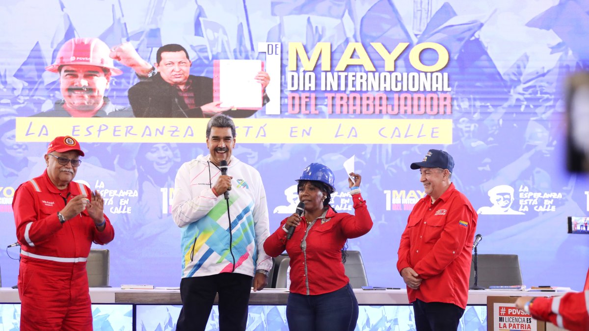 Nicolás Maduro (2-i), en un acto por el Día Internacional de los Trabajadores este miércoles, en Caracas (Venezuela).