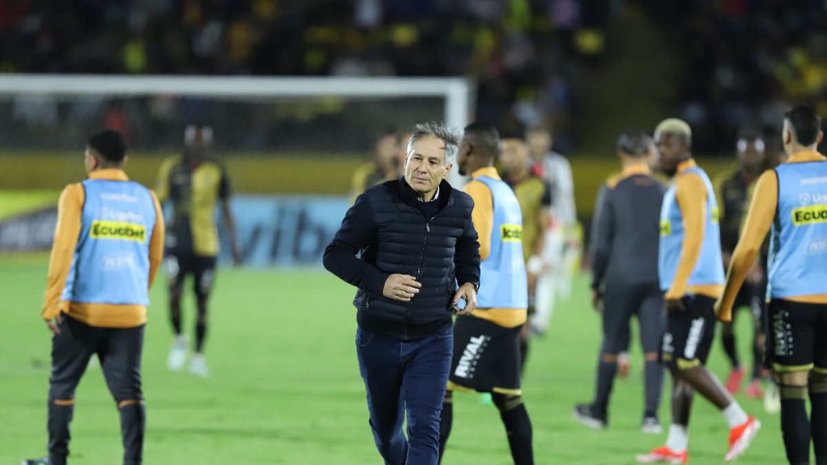 Ariel Holan debutó como entrenador de Barcelona con una victoria sobre Universidad Católica.