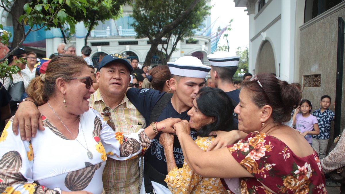 Despedida. En la despedida sobraron las muestras de cariño entre los estudiantes y sus familiares.