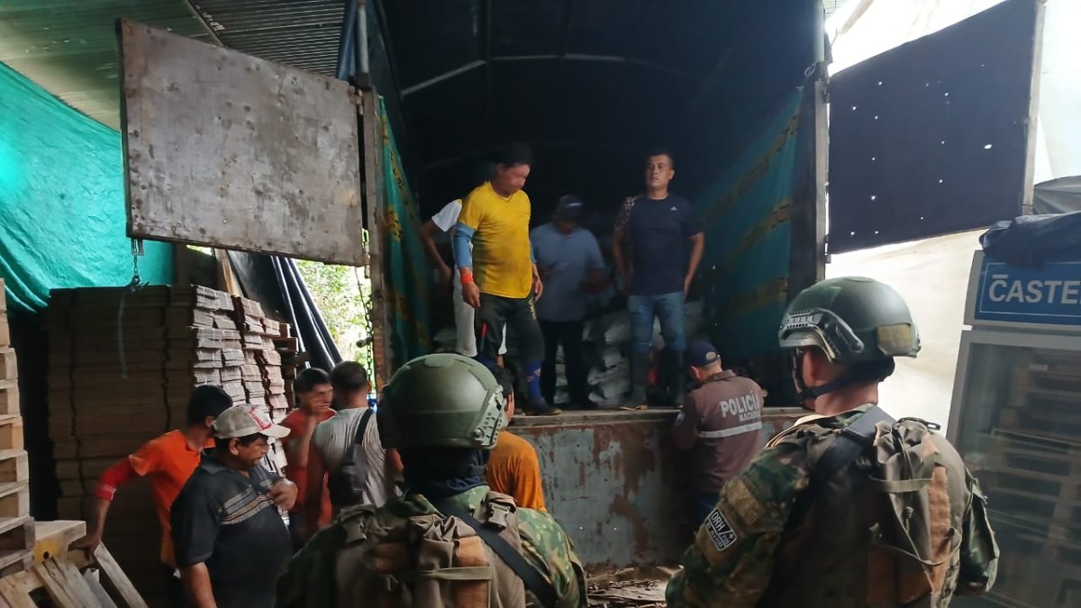 La Maná. Las evidencias fueron entregadas a la Policía Nacional.