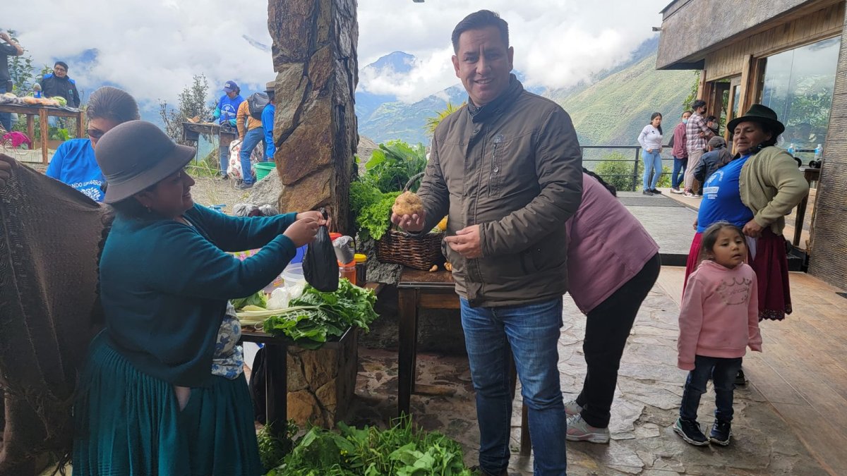 Es presidente de la Cámara de Turismo del Azuay, ha estado vinculado a impulsar la actividad turística en la provincia. Es licenciado en Hotelería y Turismo por la Universidad del Azuay.