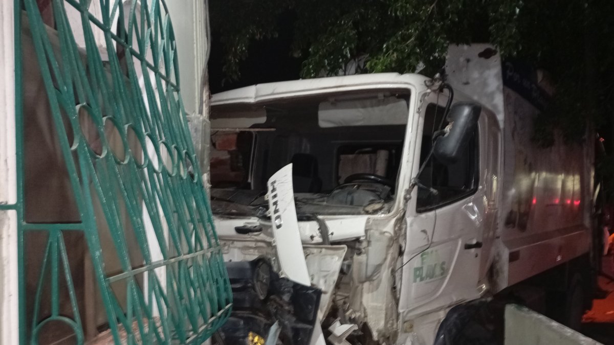 Así quedó el recolector de basura luego de estrellarse contra la vivienda.