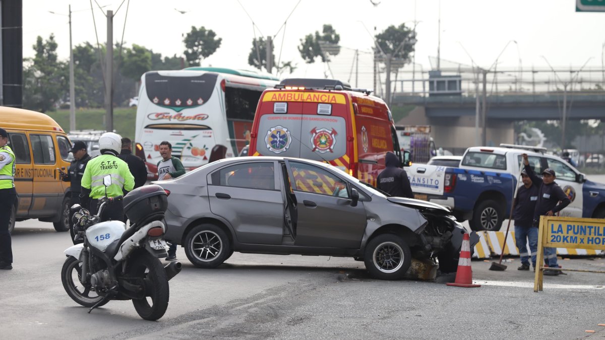 El incidente ocurrió al término del puente de la Unidad Nacional, en el tramo que conecta a Guayaquil con Samborondón.