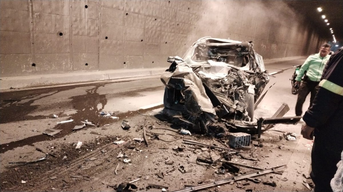 Un auto liviano chocó contra una barredora dentro del paso deprimido.