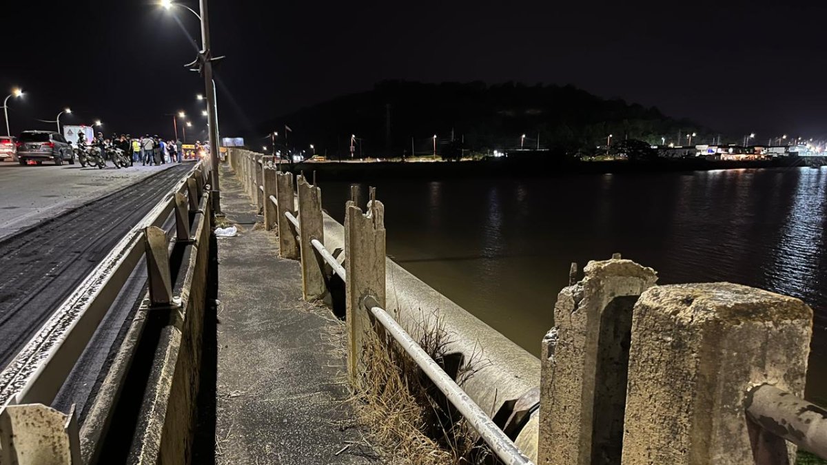 Los pasamanos de la estructura están destruidos en gran parte del tramo.