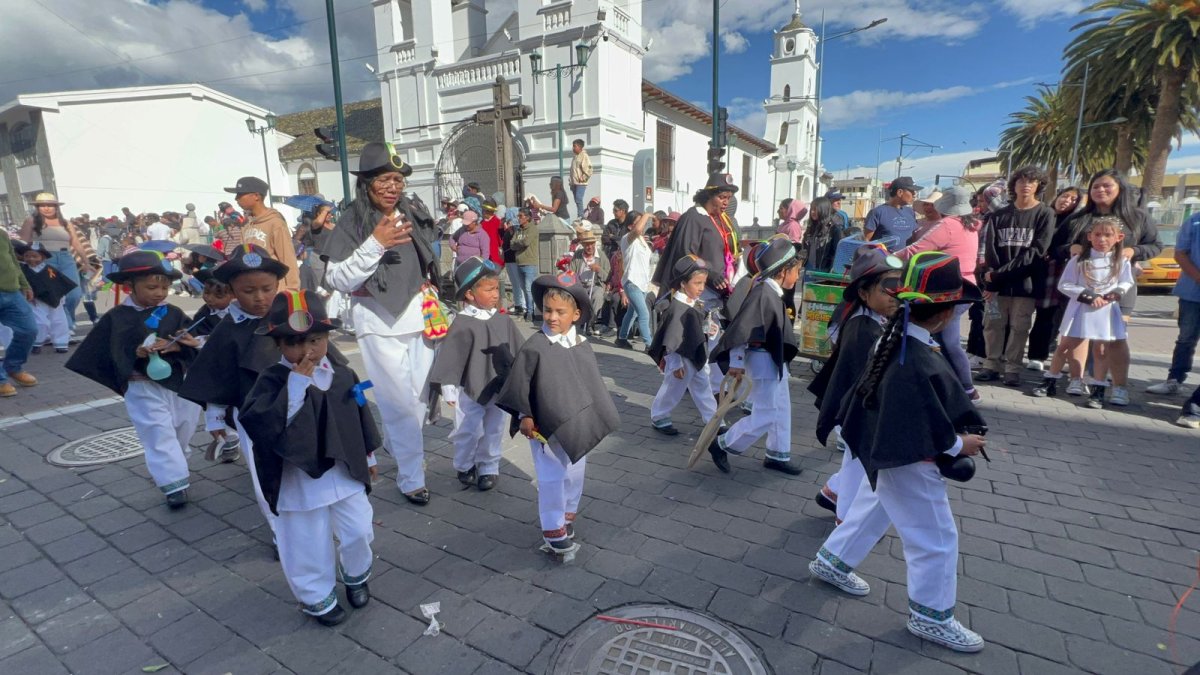 Salcedo. Uno de los grupos de alumnos del plantel participa del evento.
