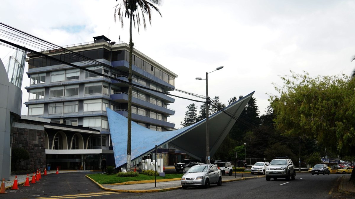 El Hotel Quito fue vendido a la empresa China Road and Bridge Corporation, por 30,8 millones de dólares.