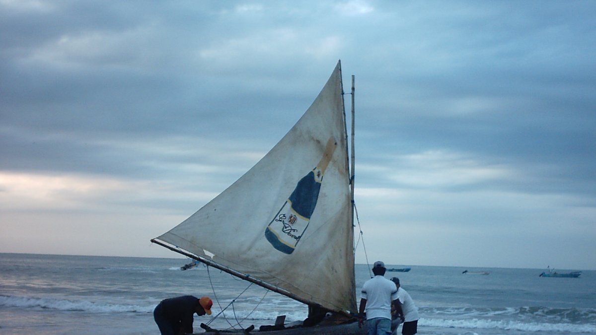 Playas. Una de las balsas que aún se observa surcando los mares.