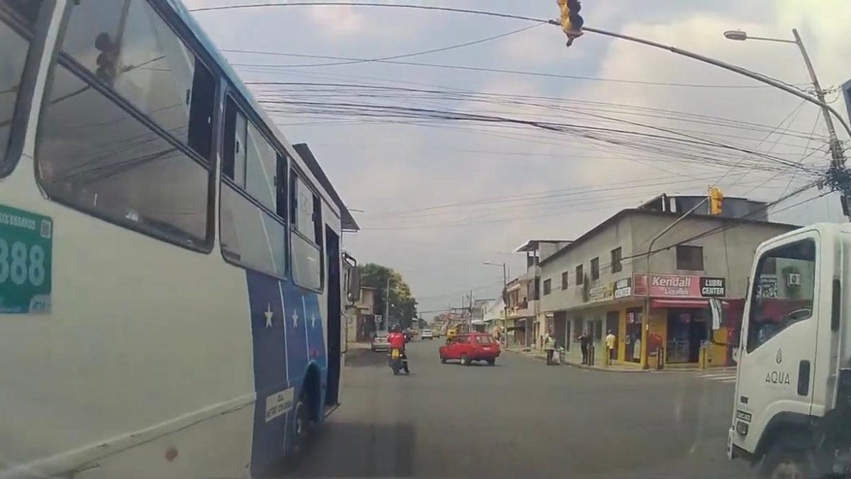 El bus urbano irrespeta la semaforización.
