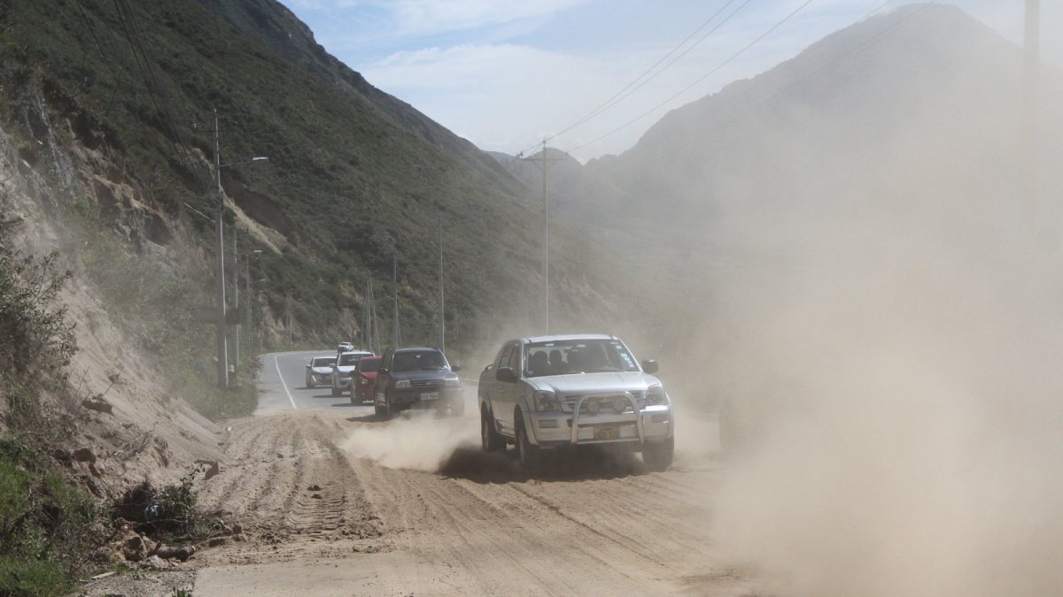 Las lluvias provocan la caída de escombros en la vía Calacalí. El material obstaculiza el paso y a veces causa cierres prolongados del tránsito.