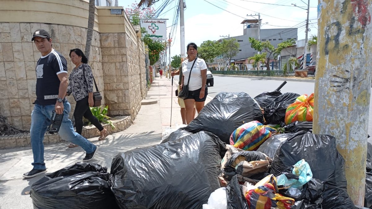 Insalubridad. Las calles amanecieron con grandes cantidades de basura.