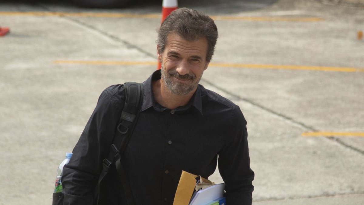 Rodolfo Sancho regresa a su natal España tras una decisión del juez en el caso de su hijo.