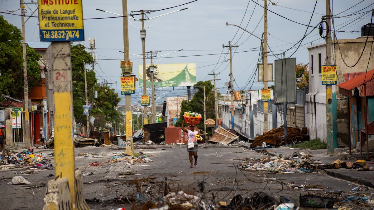 Puerto Príncipe. Una mujer camina por una de las calles de esta capital.