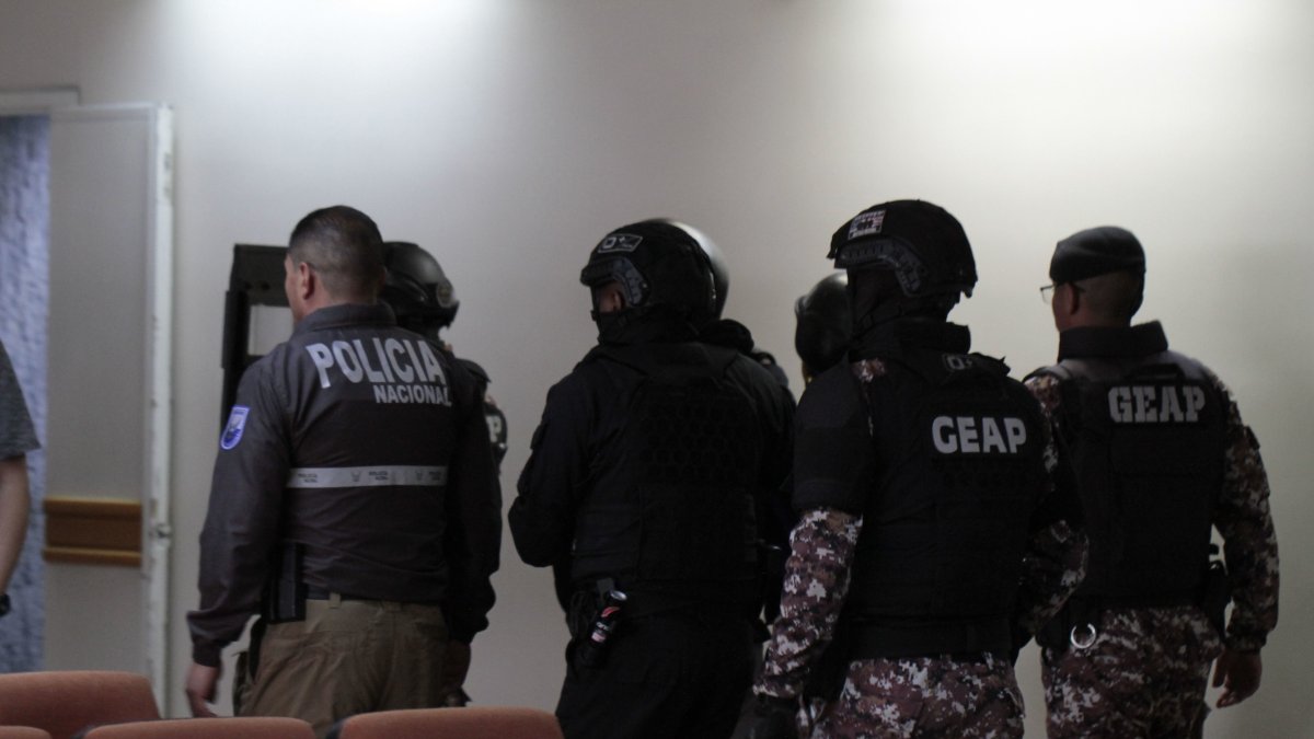 Audiencia. Policías trasladan a un testigo protegido, en edificio judicial.