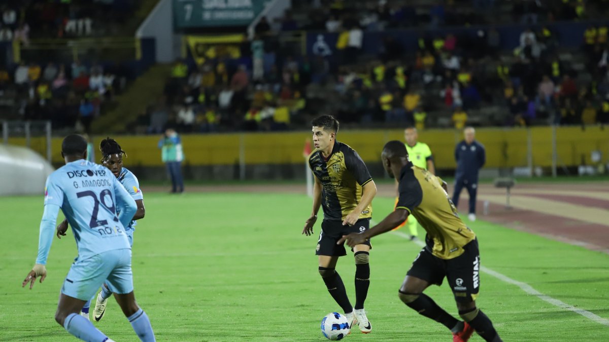 Luca Sosa (c-d) jugó de stopper por derecha, una banda que fue aprovechada por las incursiones de Aníbal Chalá (d) y Joao Rojas en la victoria ante la Católica.